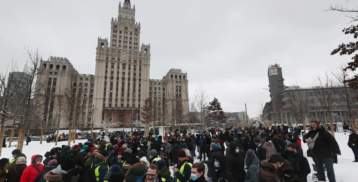 Протестующие в Москве скандируют "Жыве Беларусь" — видео