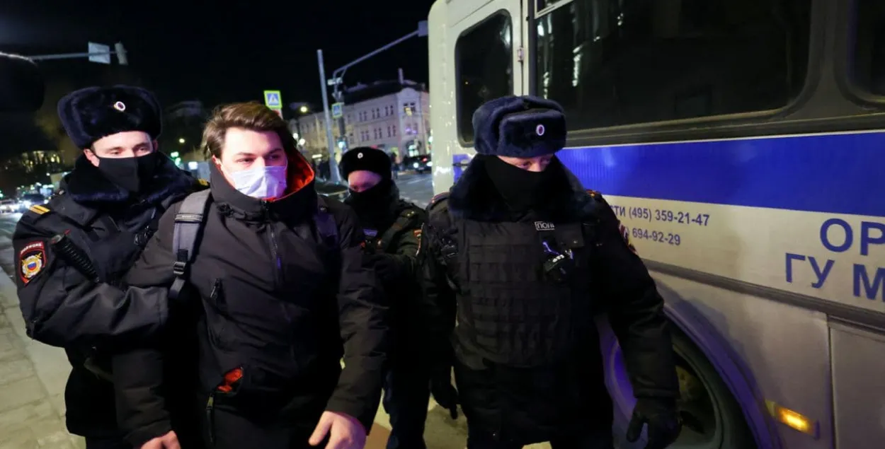 Россияне выходят на антивоенные акции, уже задержаны более 440 человек