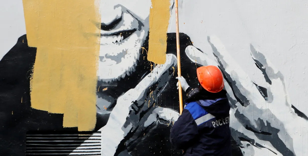 Супрацоўнік ЖКГ зафарбоўвае мурал з выявай Аляксея Навальнага ў Санкт-Пецярбургу / Reuters
