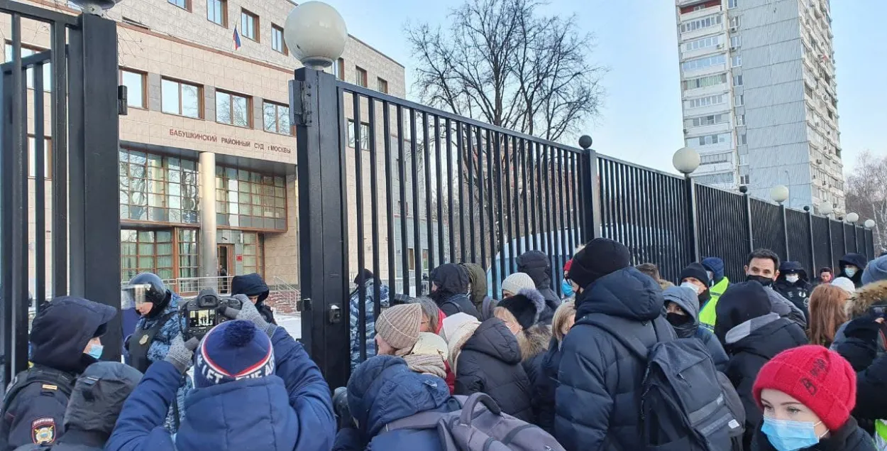 Журналісты ля суда, дзе разглядаецца новая справа Навальнага / @novaya_pishet