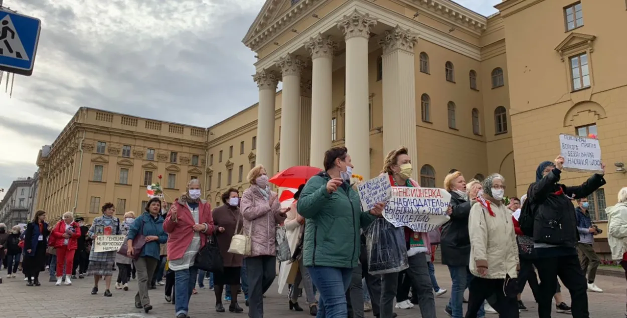 Протестующие возле здания КГБ / Еврорадио​