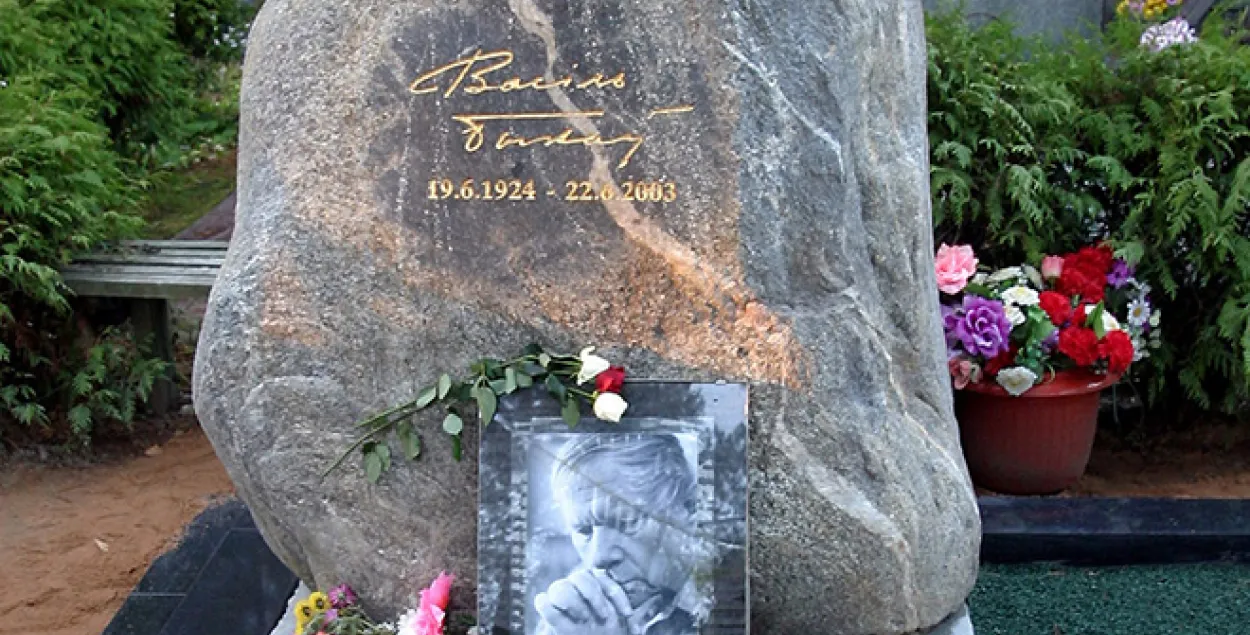 Пенсионерку задержали на могиле Василя Быкова за цветы с БЧБ-лентой