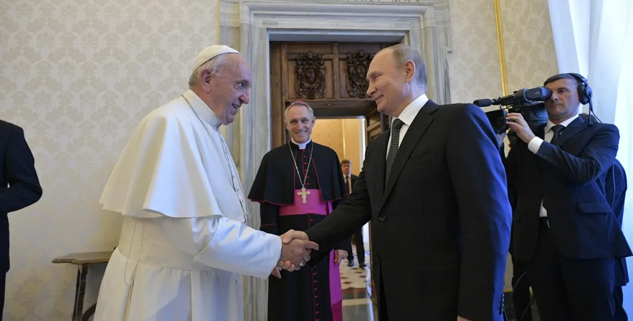 Папа Рымскі падараваў Пуціну медаль "Усё можна страціць у вайне"