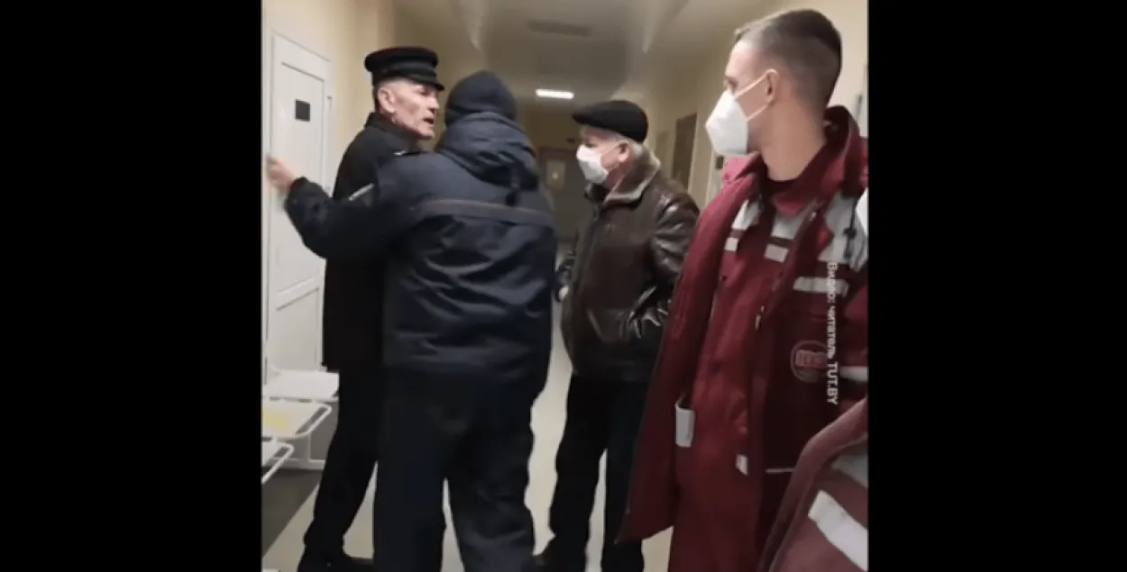 Николай Вакулич после нападения на врача / Скриншот с видео​