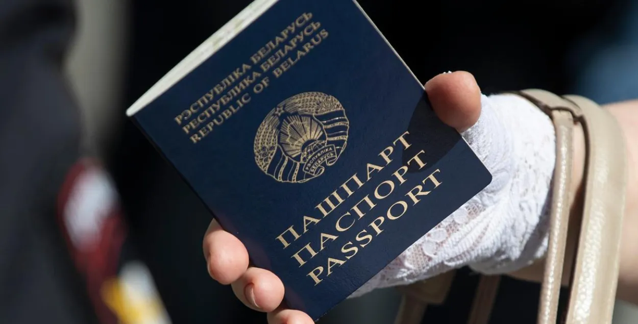 Белорусский паспорт / AP
