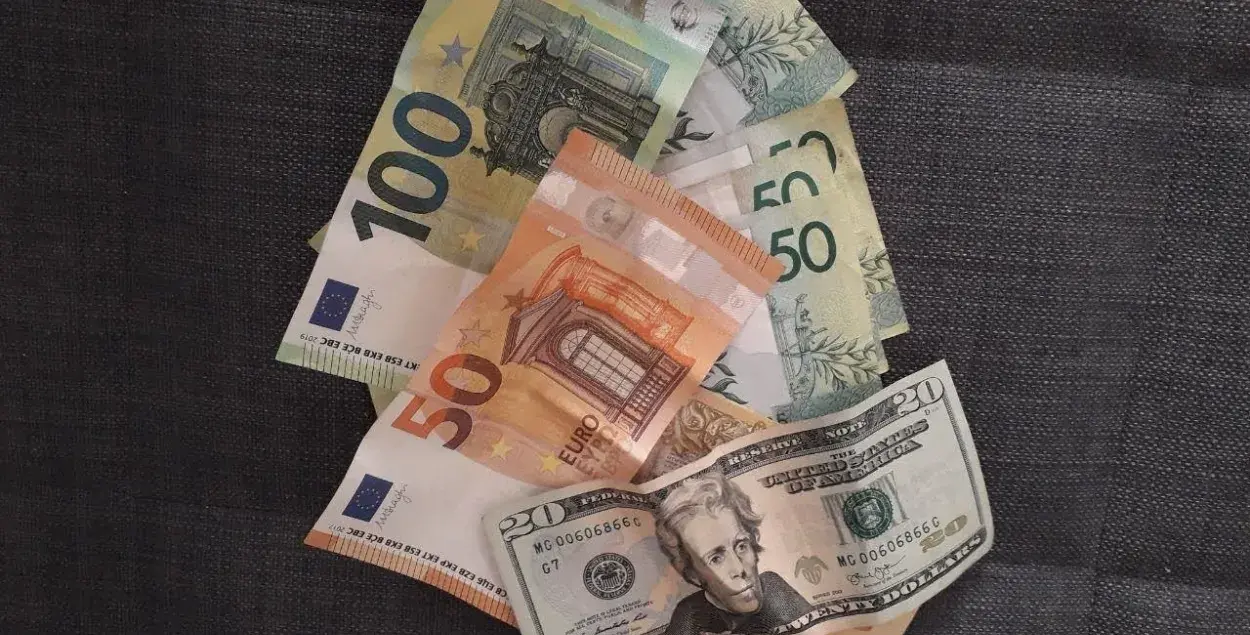 Доллар и евро в Беларуси продолжают падать: в пятницу — сразу на полторы копейки