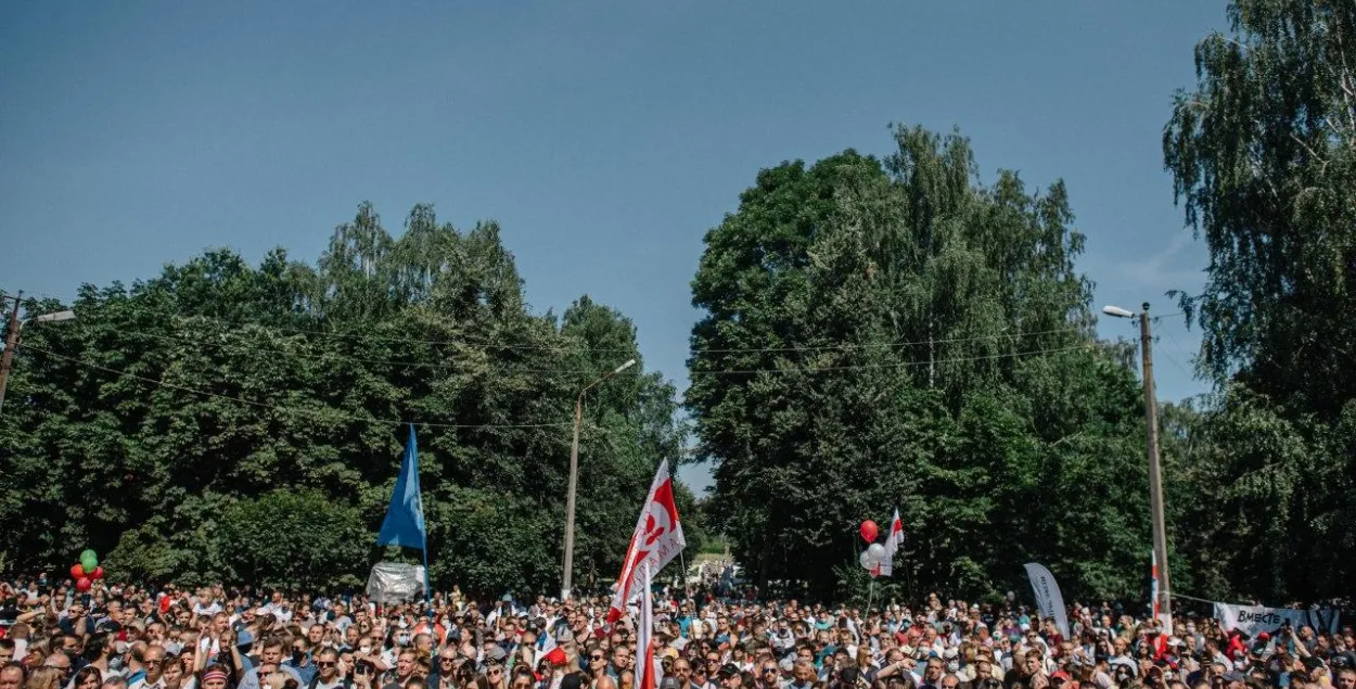 Тысячи сторонников встретили Светлану Тихановскую в Жлобине и Речице