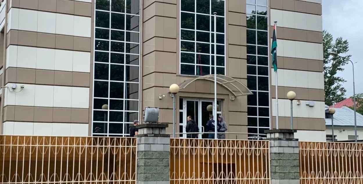 Посольство Ливии в Беларуси пытаются взять штурмом​ / Еврорадио