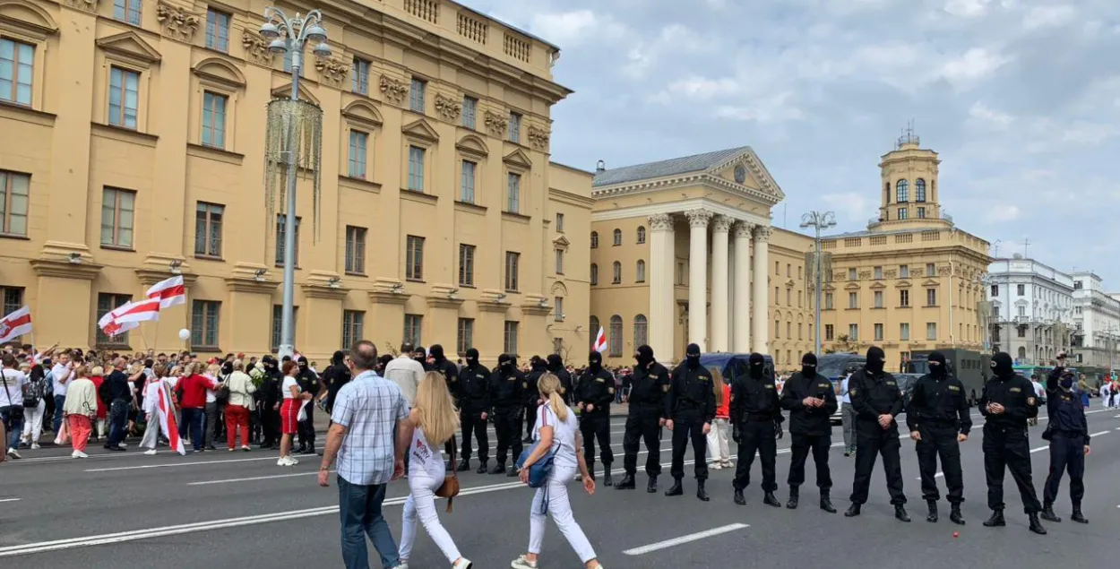 Минск 30 августа: протестующие сошлись с ОМОНом напротив КГБ