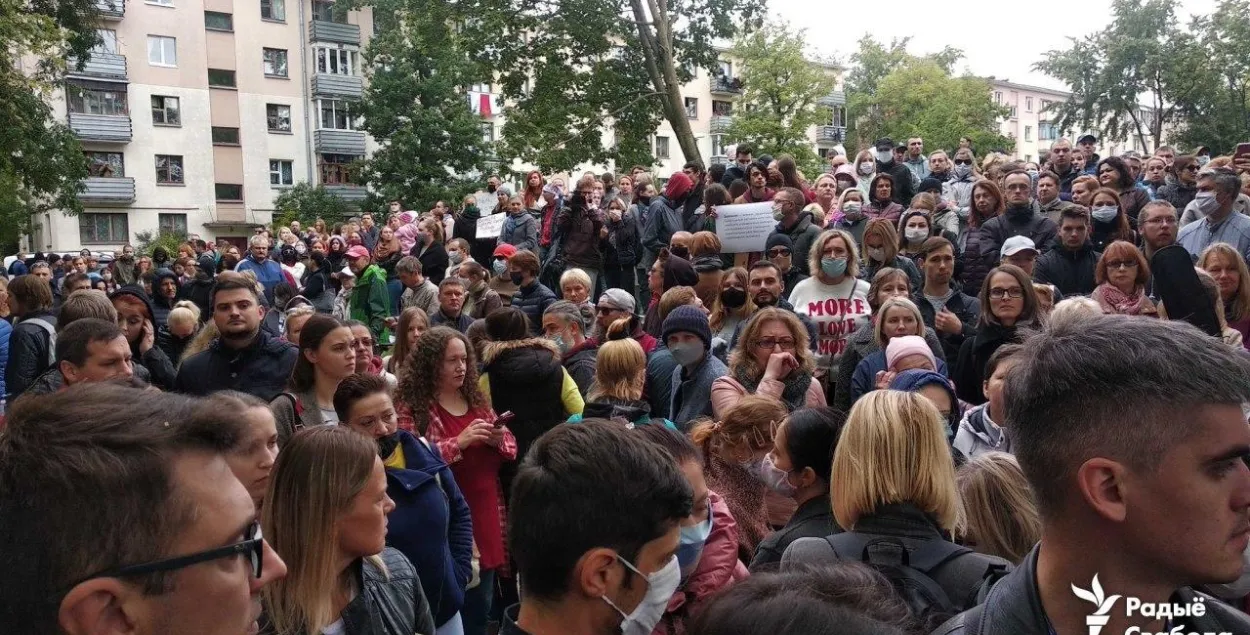 В Минске возле социально-педагогического центра собрались более 200 человек