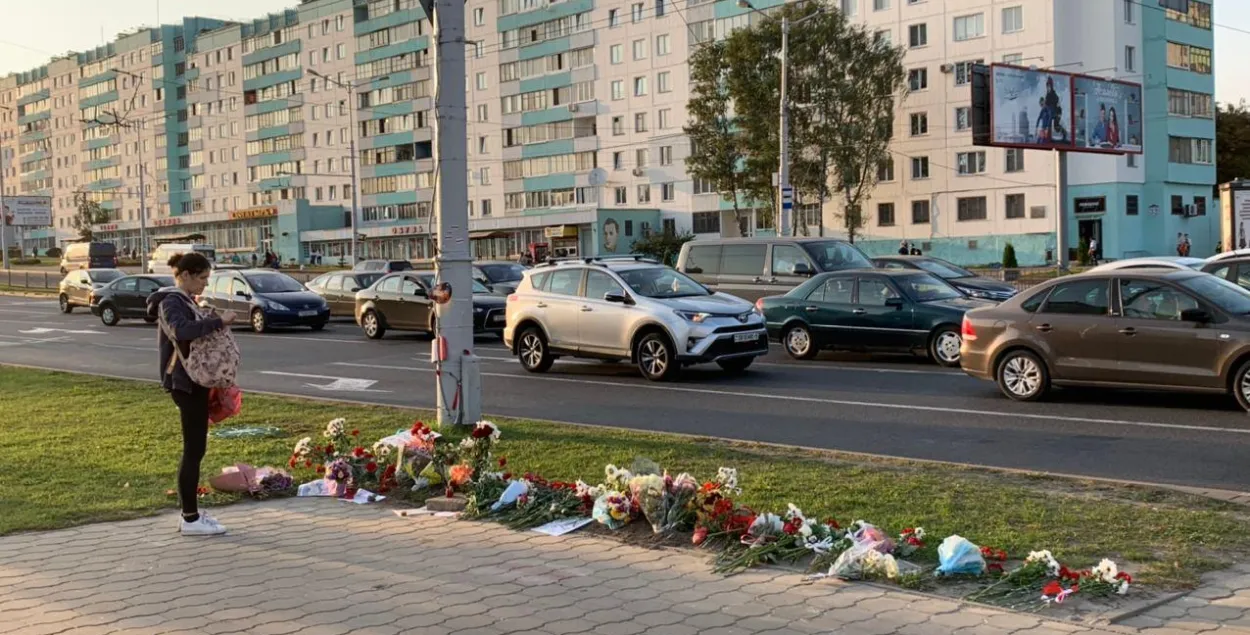 Парни дарили женщинам цветы у мемориала Тарайковскому — и получили по 15 суток