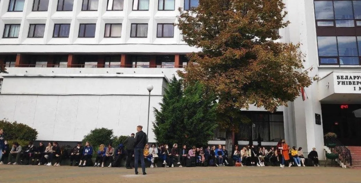 &quot;Сидячая забастовка&quot; возле университета культуры / @studenty2020