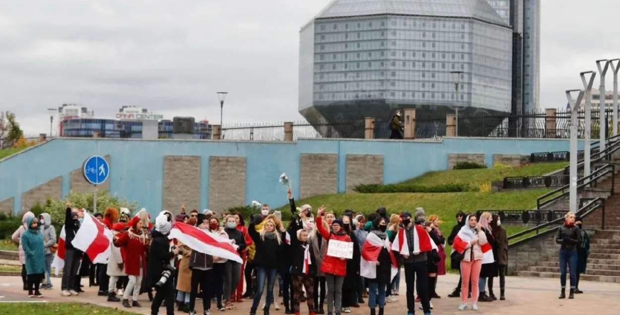 Женщины с цветами идут по проспекту Независимости в Минске