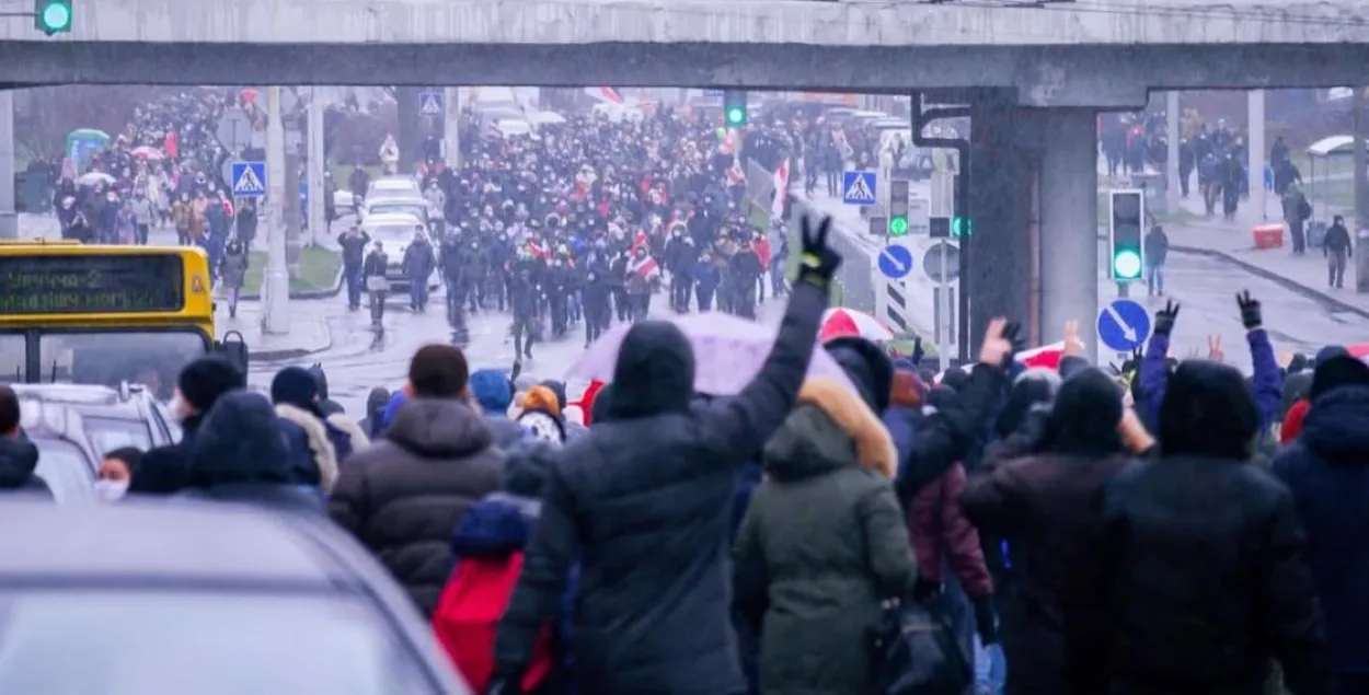 Дзве калоны пратэстоўцаў вітаюць адна адну на маршы ў Мінску 29 лістапада 2020 / @natbelographic​​
