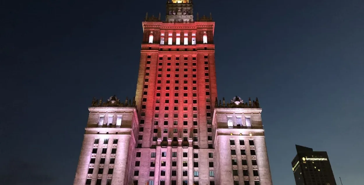 Самое высокое здание Польши станет бело-красно-белым