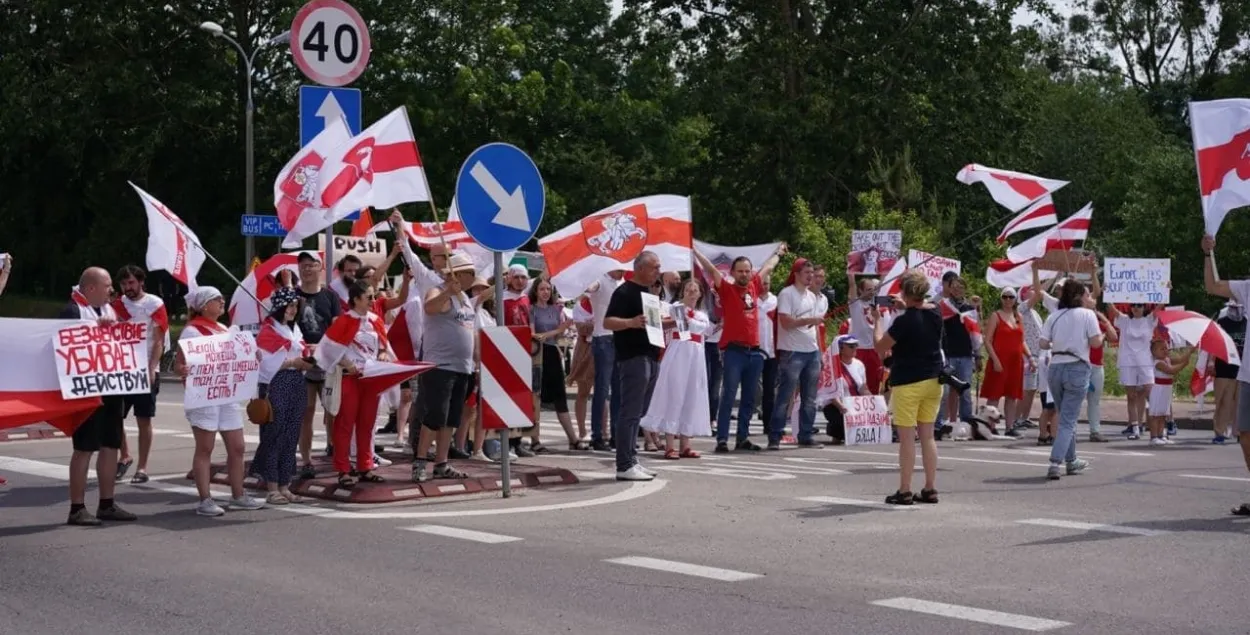 В Бобровниках на границе с Беларусью проходит большая акция под БЧБ-флагами