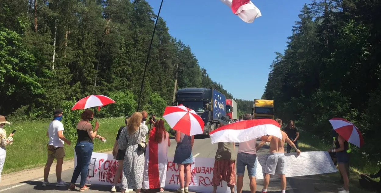 Протестующие под БЧБ-флагами перекрыли трассу на границе Беларуси и Литвы