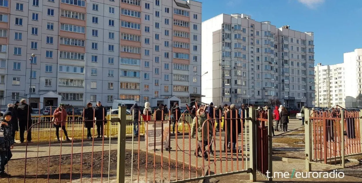 "Нет войне!": в Минске возле участков для голосования собираются люди