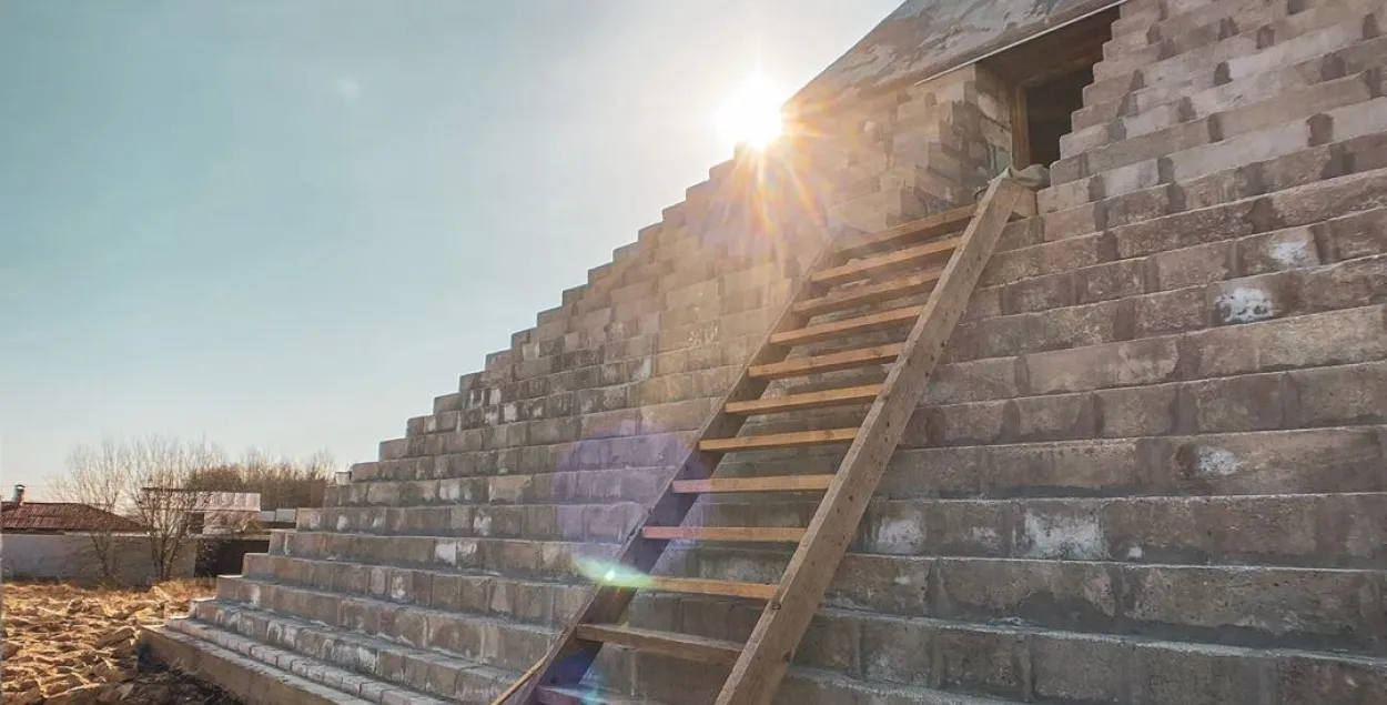 Каля Санкт-Пецярбурга паставілі бетонную копію піраміды Хеопса (фота) 
