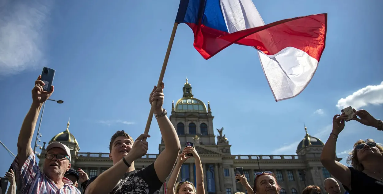 Тысячи человек протестовали в Праге против поддержки Украины? Всё не совсем так