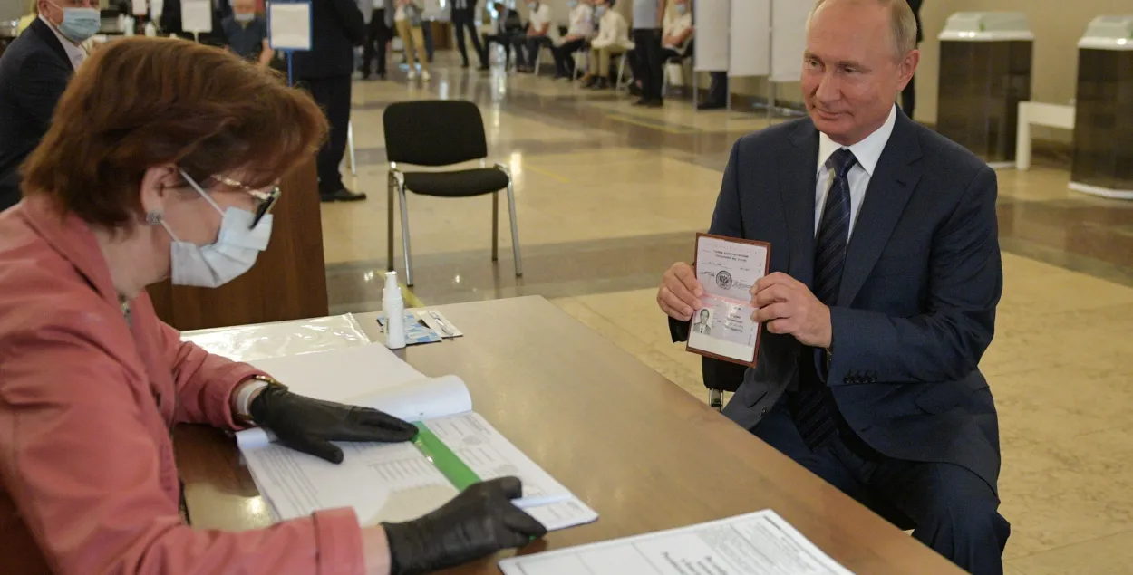 Уладзімір Пуцін галасуе на рэферэндуме па папраўкам у&nbsp;Канстытуцыю Расіі&nbsp;/ Reuters