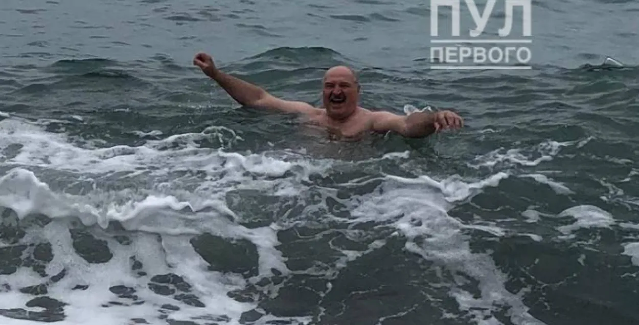 Лукашенко в море / @pul_1