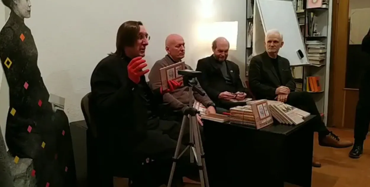 Як помнік: мастак Алесь Пушкін прыйшоў на прэзентацыю кніг з чырвонымі рукамі