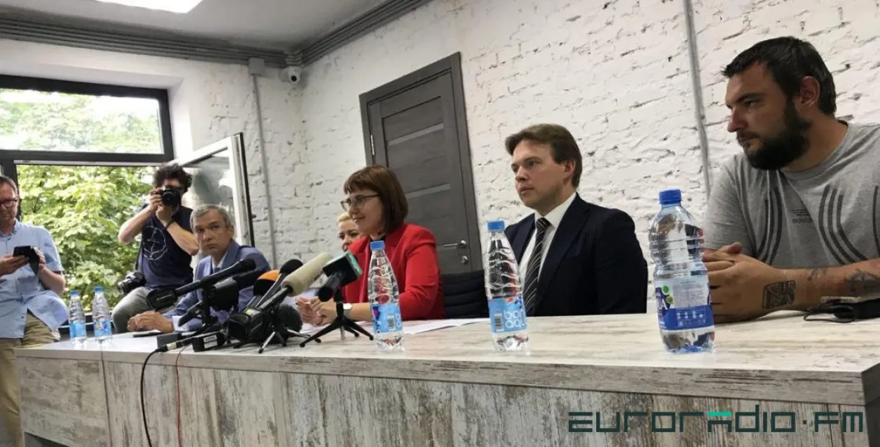 Алексиевич и Латушко вызвали на допрос в Следственный комитет