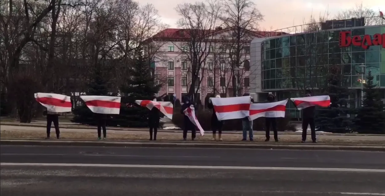 Утро начинается не с кофе: жители Романовской Слободы вышли с флагами