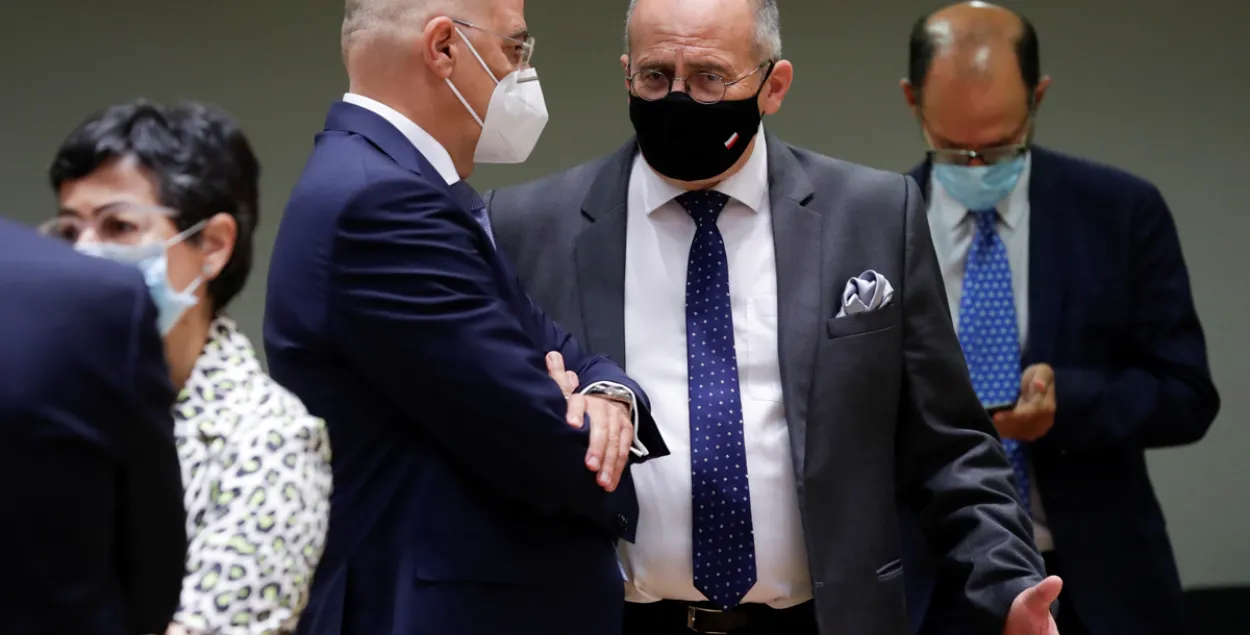 Министр иностранных дел Польши Збигнев Рау &mdash; справа (в черной маске) / Reuters