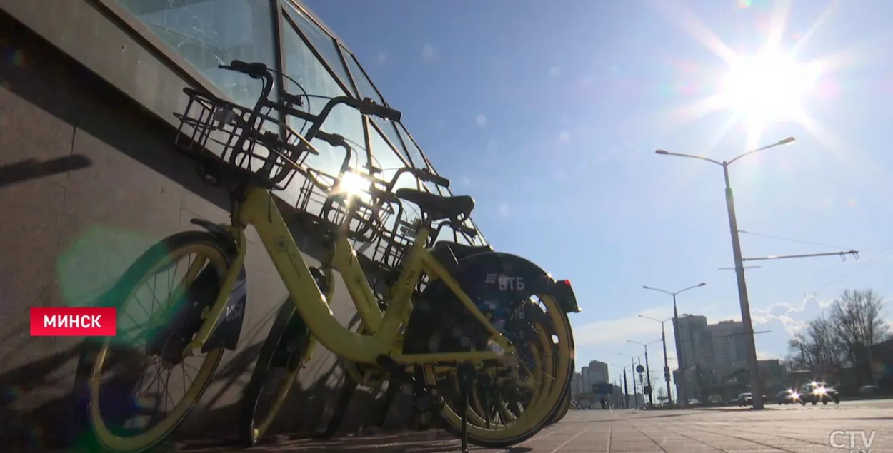 На улицах Минска уже появились шеринговые велосипеды / СТБ