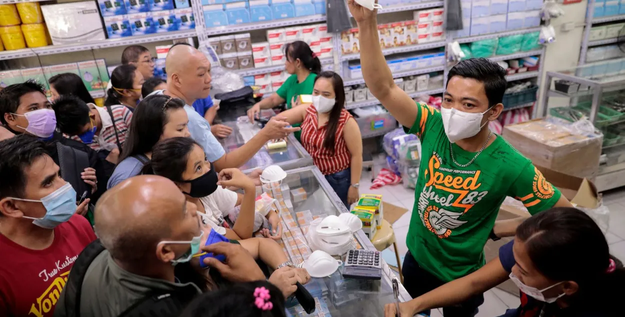 На Філіпінах людзі масава скупляюць медыцынскія маскі / Reuters