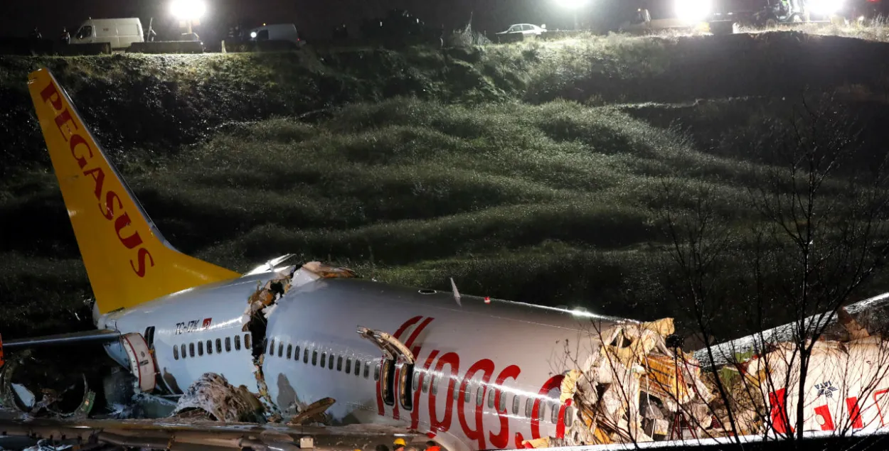 Самолёт разорвало на три части / Reuters