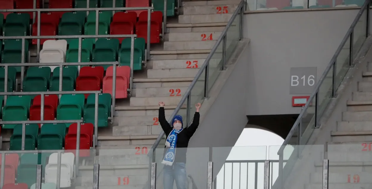 Белорусский футбольный болельщик болеет за свою любимую команду на пустом стадионе / Василий Федосенко / Reuters