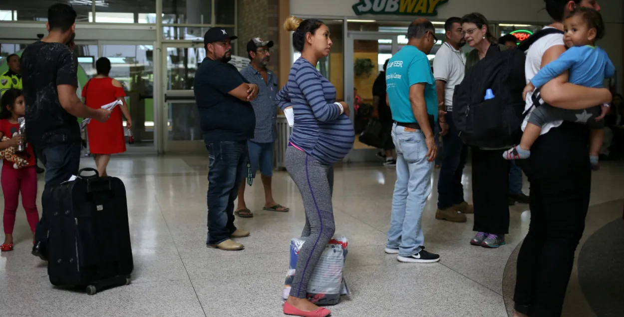 Беременная женщина в аэропорту / Reuters​