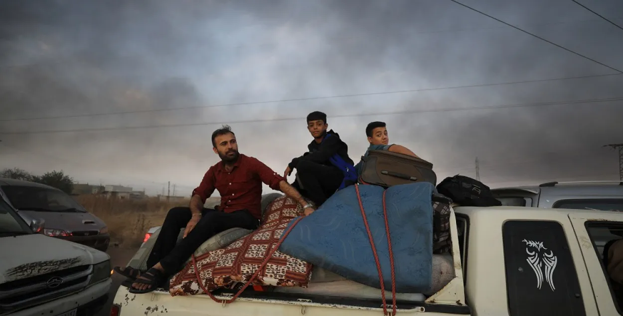 Людзі бягуць з горада Рас-аль-Айн, Сірыя, 9 кастрычніка 2019 года / Reuters
