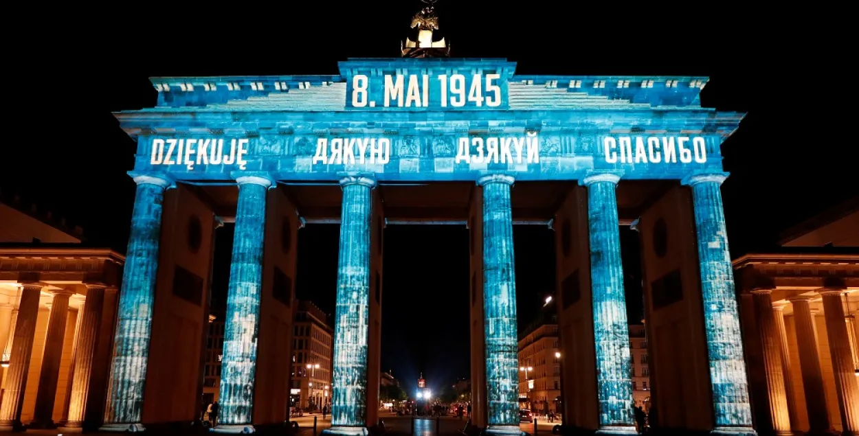 У Берліне над Брандэнбургскай брамай з'явілася беларускае слова "дзякуй" 