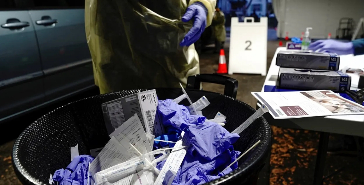 Медработник утилизирует медицинские отходы после проведения тестов на COVID-19 на тестовом участке штата Висконсин, США, 12 октября 2020 года / Reuters
