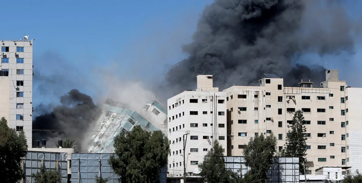 Будынак, дзе знаходзіліся офісы AP і Al Jazeera паваліліся пасля ізраільскіх ракетных удараў па горадзе Газа, 15 траўня 2021 года / Reuters