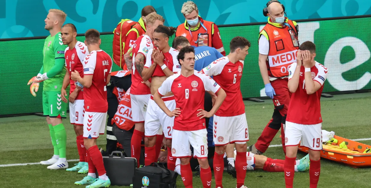 Евро-2020: датский футболист потерял сознание прямо на поле, матч прервали