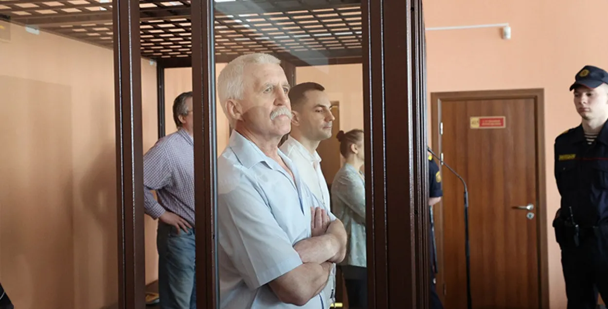 Григорий Костусев в суде, слева от него Юрий Зенкович / БЕЛТА​