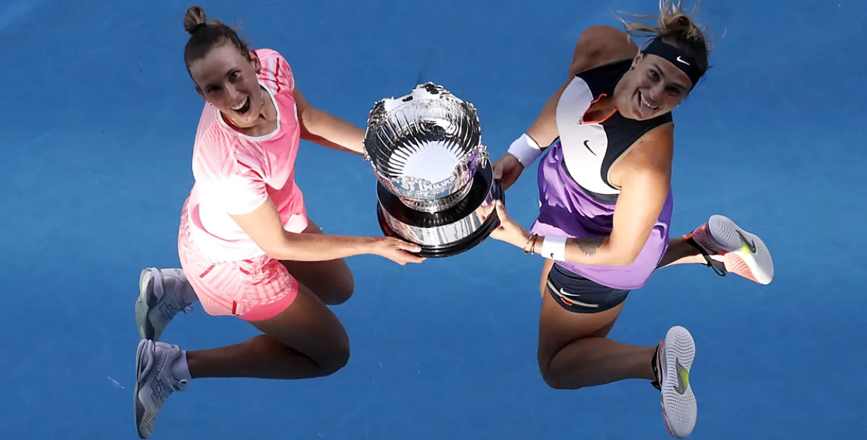 Элизе Мертенс и Арина Соболенко &mdash; чемпионки Australian Open / Reuters​