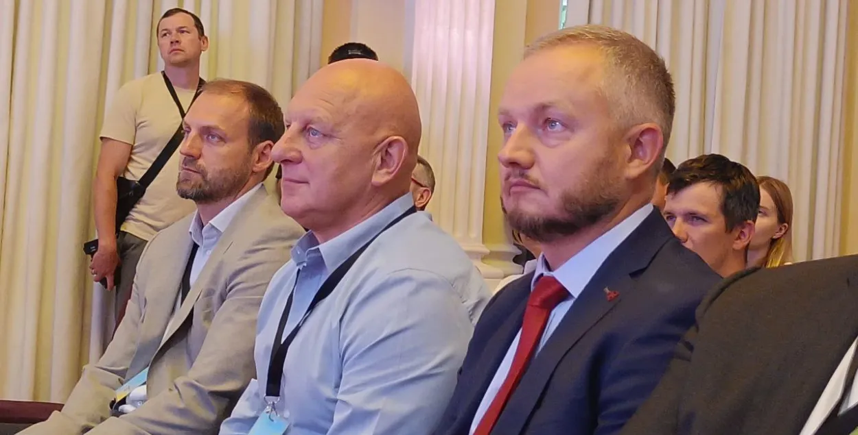 Валерий Сахащик (в центре) на конференции &quot;Новая Беларусь&quot; в Вильнюсе / Еврорадио