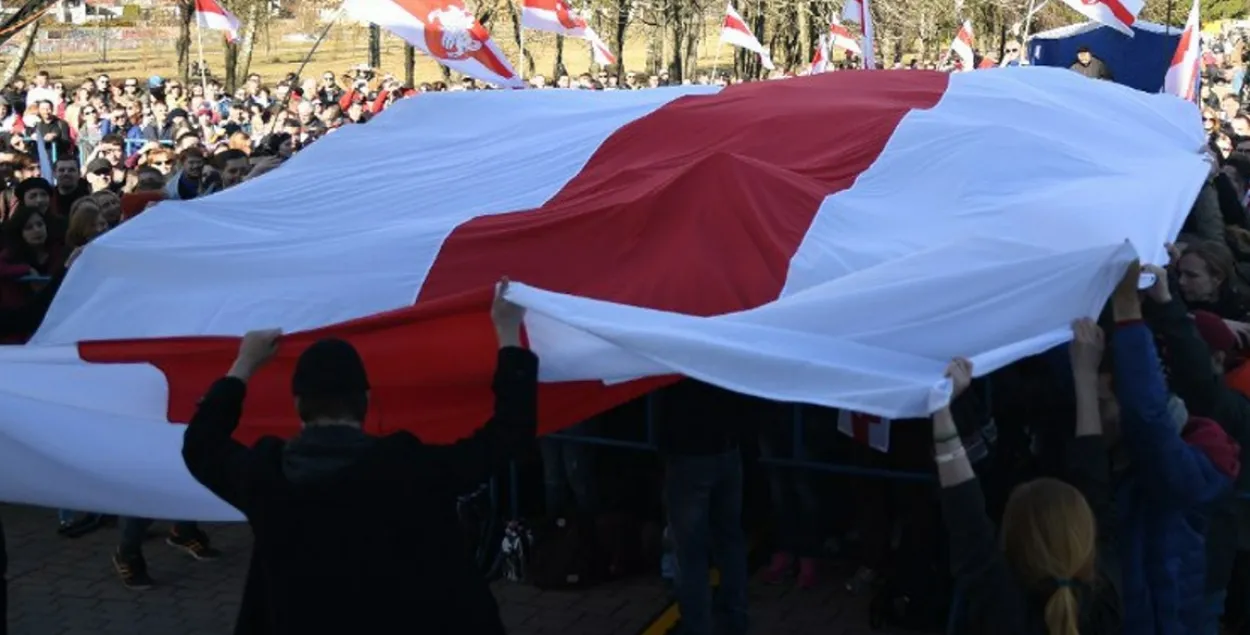 Белорусы поднимут огромный флаг / Из архива Еврорадио