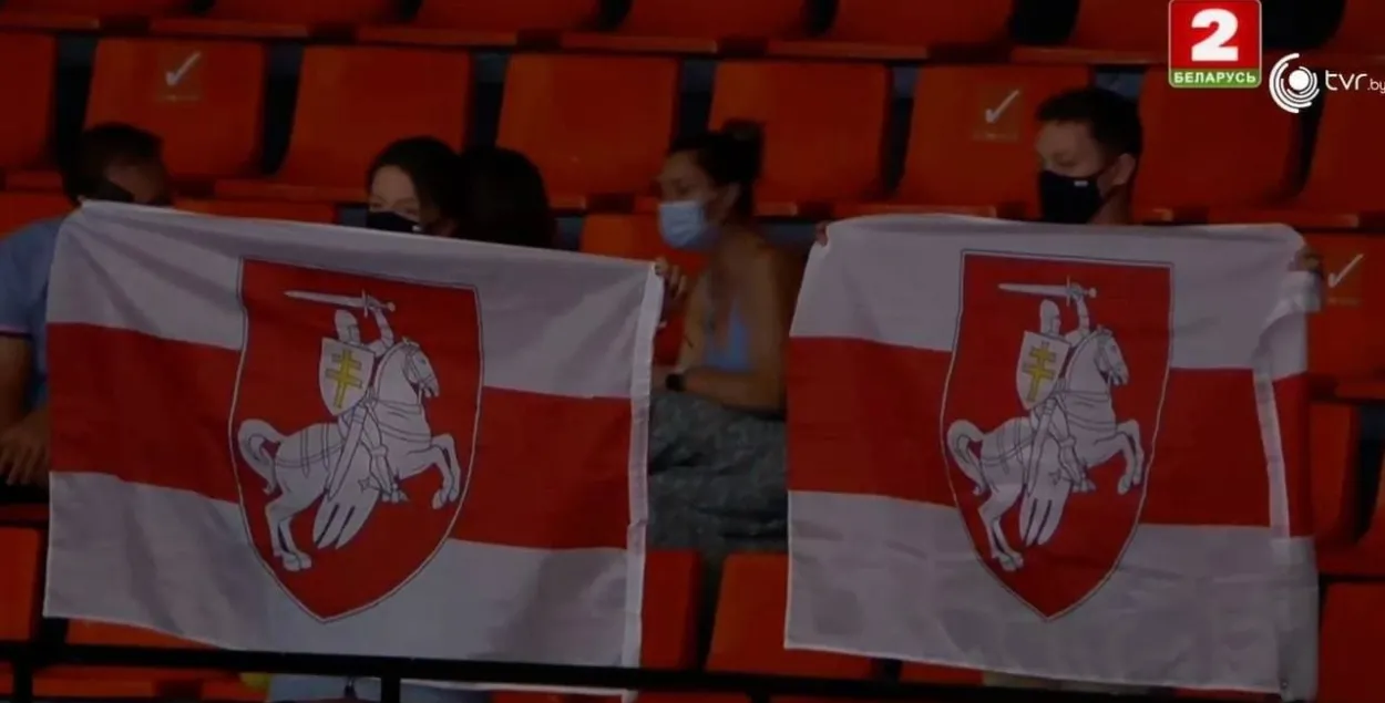 Бело-красно-белые флаги с &quot;Погоней&quot; в прямом эфире &quot;Беларусь 2&quot; / @tribuna_by