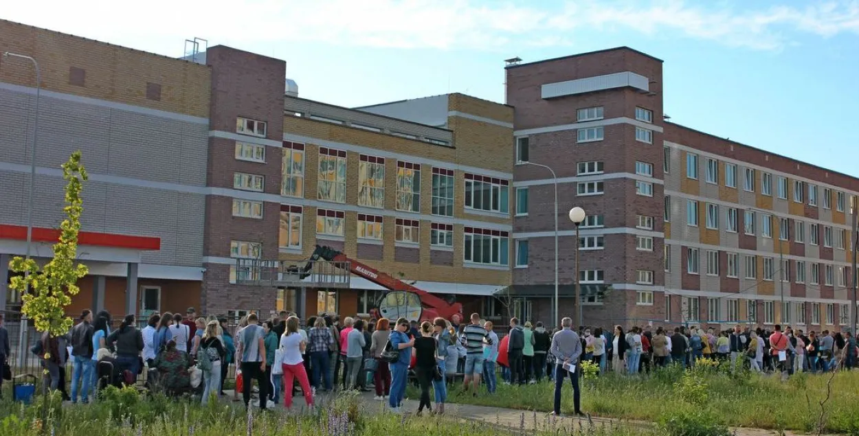 Около 400 человек выстроились в очередь к одной из школ в Барановичах