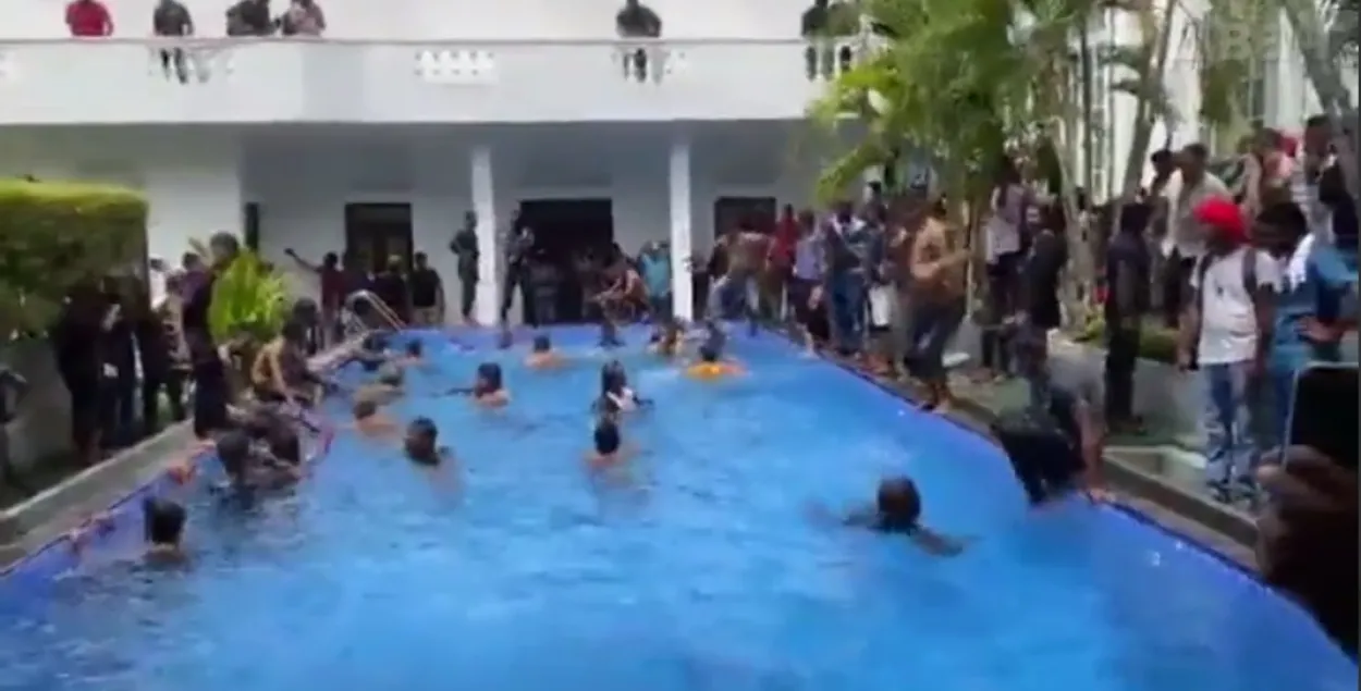 Видео дня: протестующие Шри-Ланки купаются в президентском бассейне