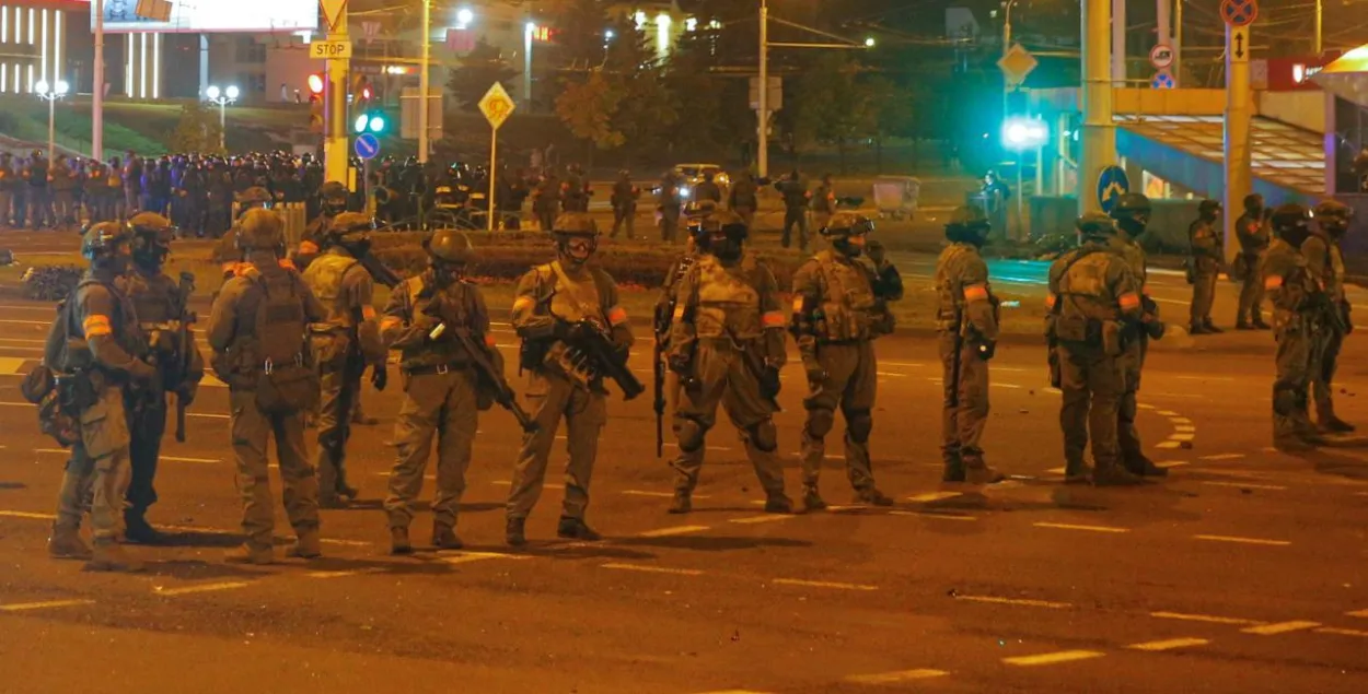 Спецназ на разгоне пратэстоўцаў каля метро &quot;Пушкінская&quot; / Reuters