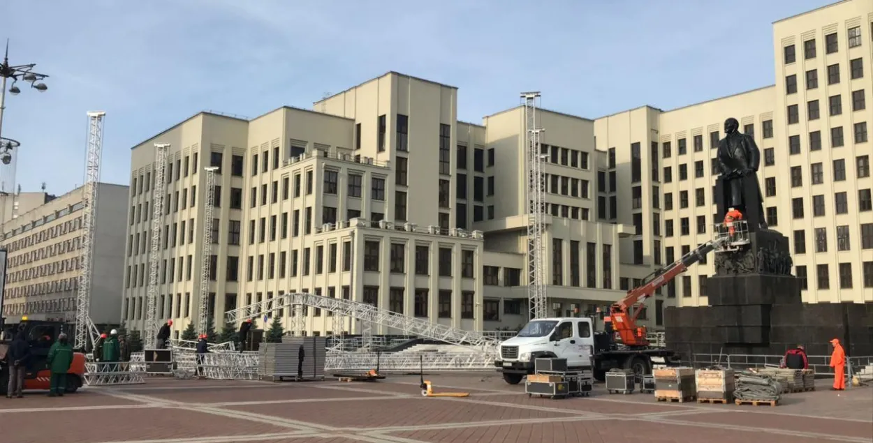 Workers are disassembling a stage in Independence Square in Minsk&nbsp;/ Euroradio