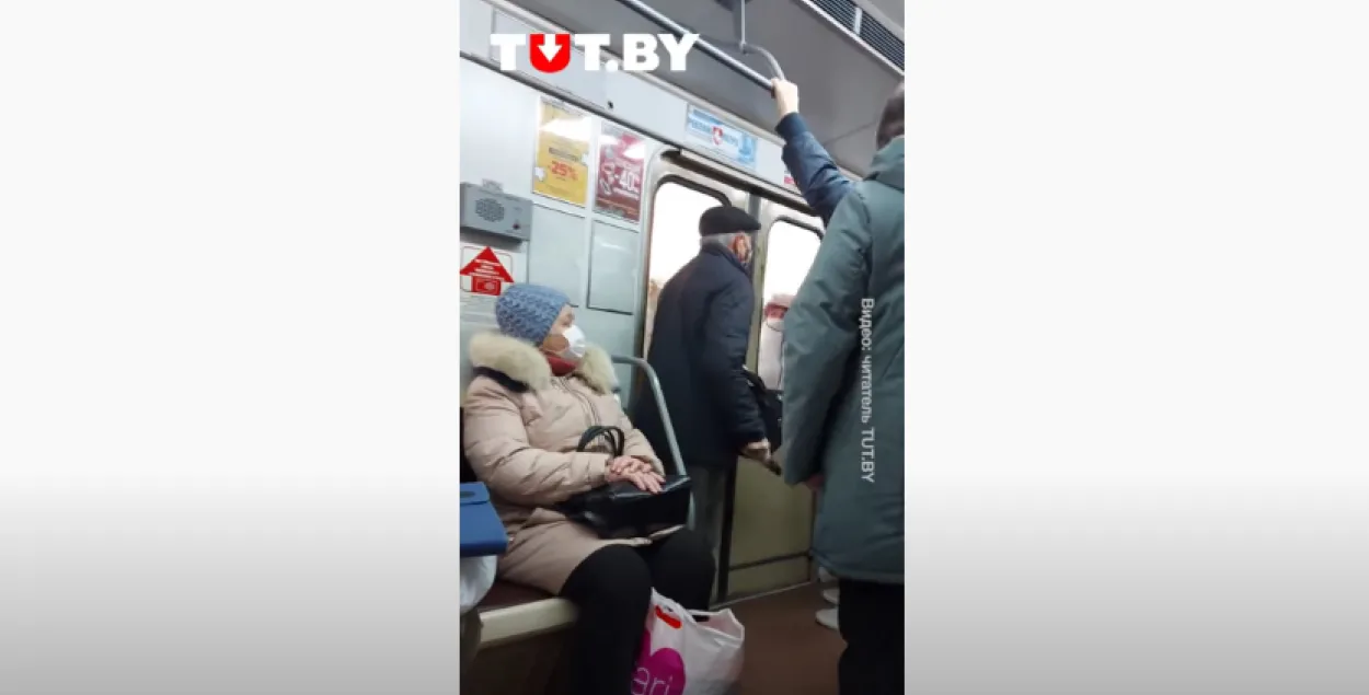 У метро пажылы пасажыр ударыў хлопца электрашокерам за налепку з "Пагоняй"